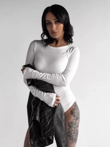 Nelda Lina photo 1, european, slim, black hair, 155 cm, 44 kg, Medium bust, Hong Kong