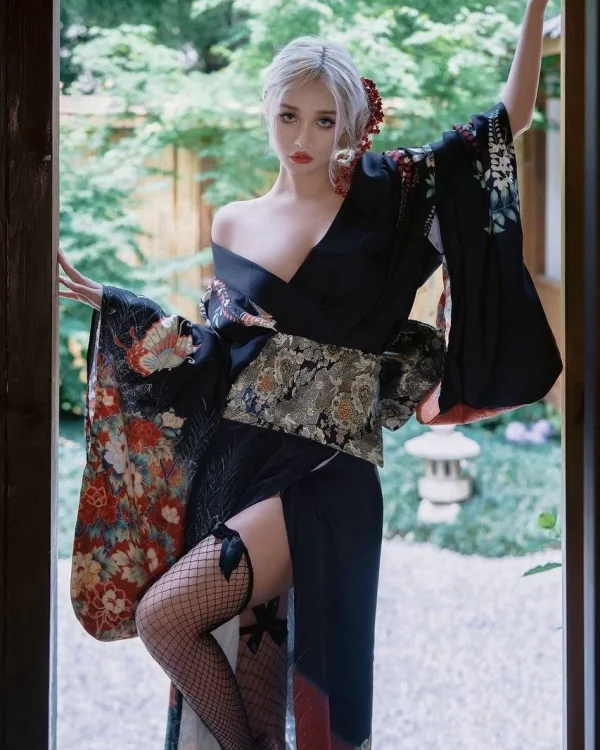Mandy Lina photo 1, european, average, blonde hair, 163 cm, 52 kg, Small bust, Hong Kong