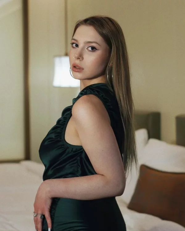 Neva Mira photo 1, european, petite, brunette, 160 cm, 52 kg, Medium bust, Hong Kong