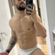 Wallace photo 1, latina, athletic, black hair, 178 cm, 72 kg, Hong Kong