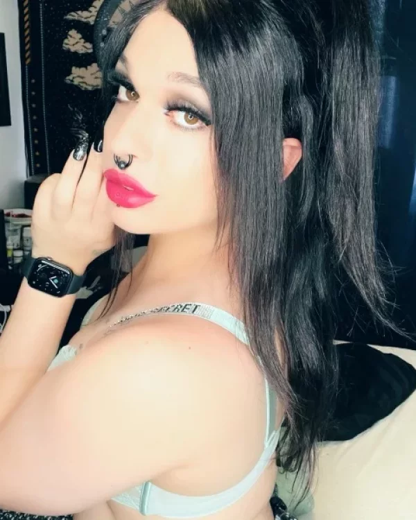 Greta photo 1, european, curvy, black hair, 161 cm, 68 kg, Medium bust, Hong Kong